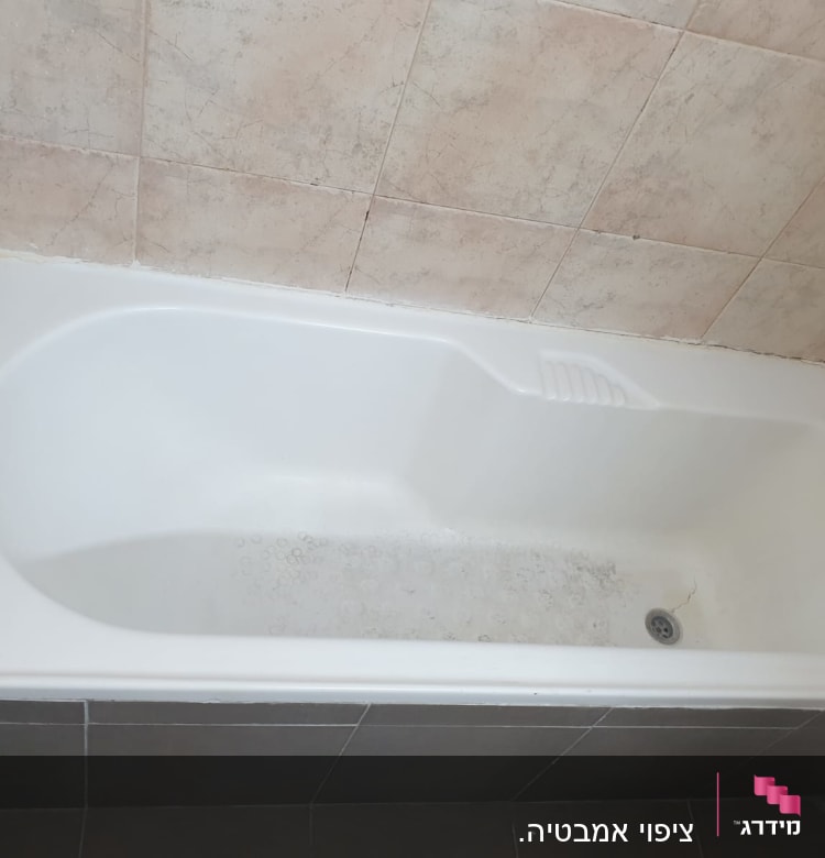 אמבטיה לבנה עם אריחים חומים מסביב